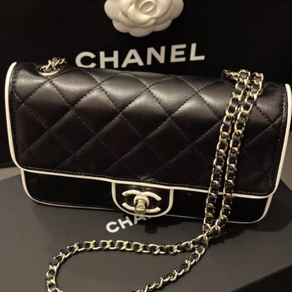 Classic CHANEL Bag: A Stylish and Versatile Choice for Elegance - Picture 4 of 5